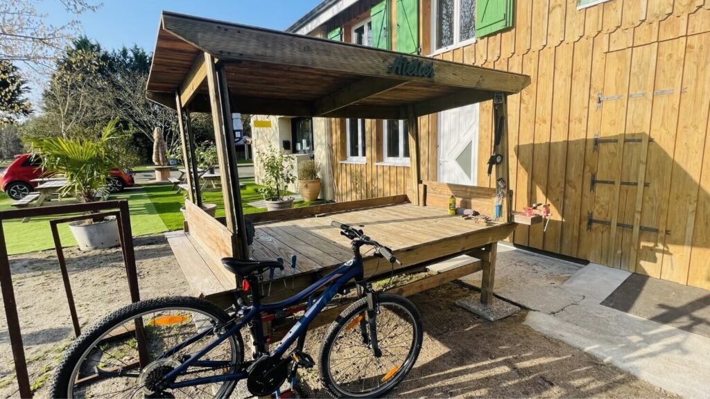 Le camping GCA à Naujac-sur-Mer en Gironde, met à disposition des cyclistes un local sécurisé