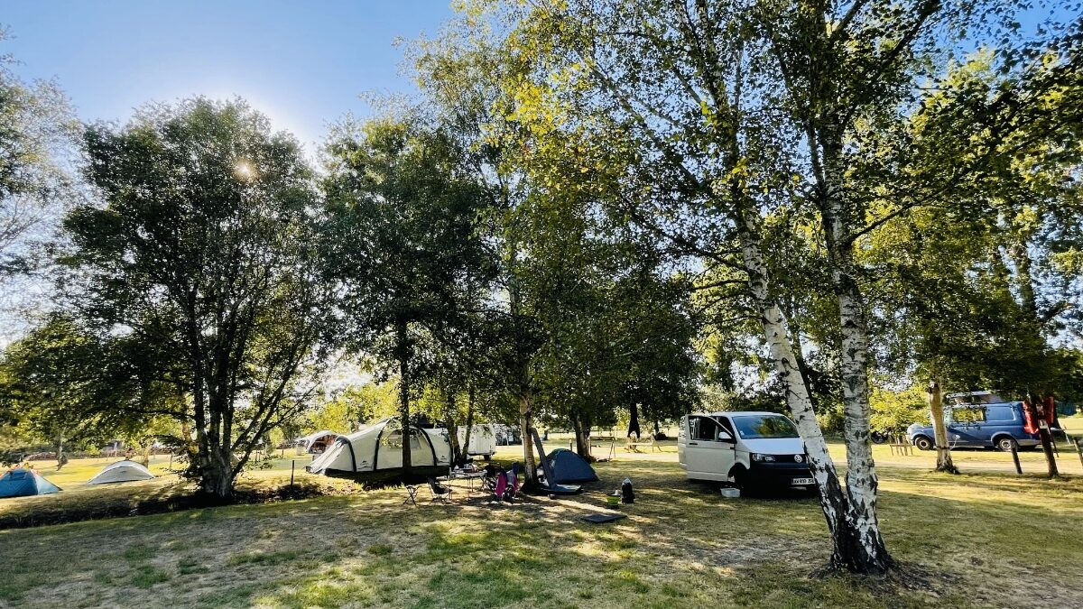 Des emplacements spacieux pour un séjour confortable, au camping proche d’Hourtin GCA