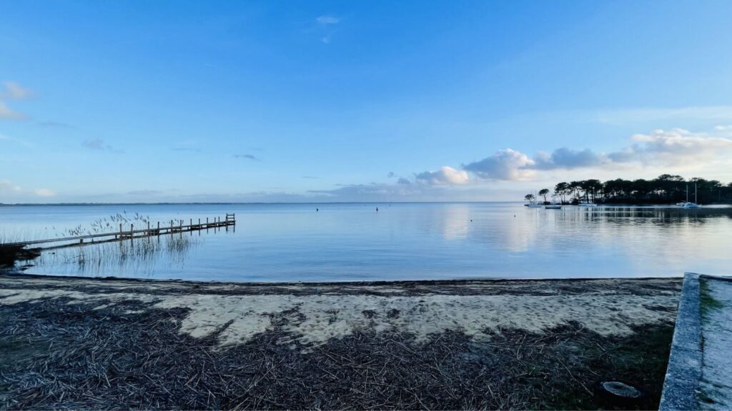 Le lac d’Hourtin : Un havre de paix accessible à vélo, depuis le camping GCA, aire naturelle de camping en Gironde