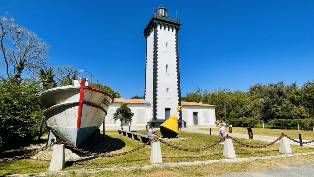 La Pointe des graves et le Phare des graves, à découvrir lors de vos vacances en Gironde, au camping GCA, aire naturelle de camping près d'Hourtin