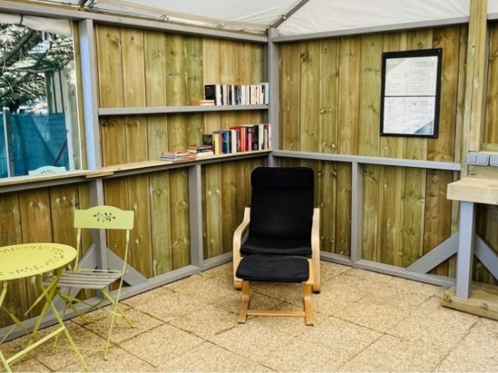 Coin lecture du camping GCA, aire naturelle de camping en Gironde