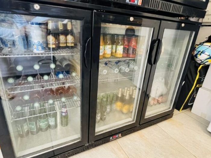 Vente de boissons à l'épicerie du camping GCA, aire naturelle de camping près d'Hourtin
