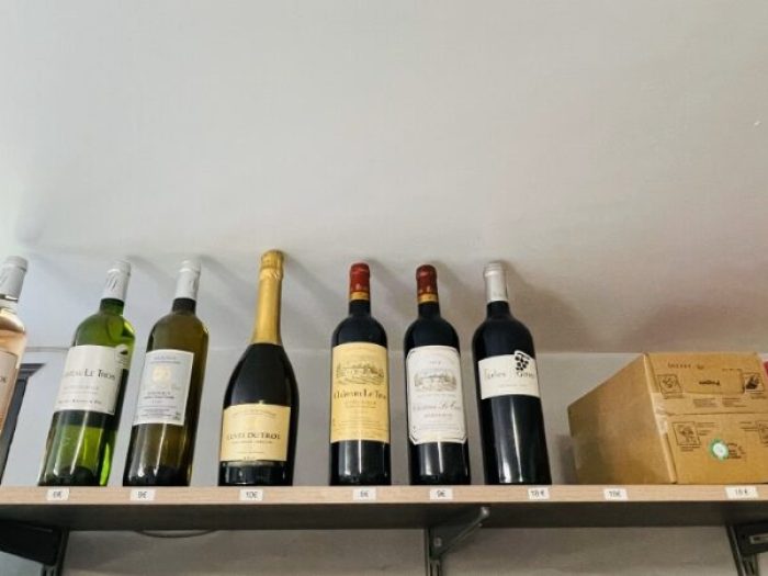 Vente de vins à l'épicerie du camping GCA, aire naturelle de camping en Gironde