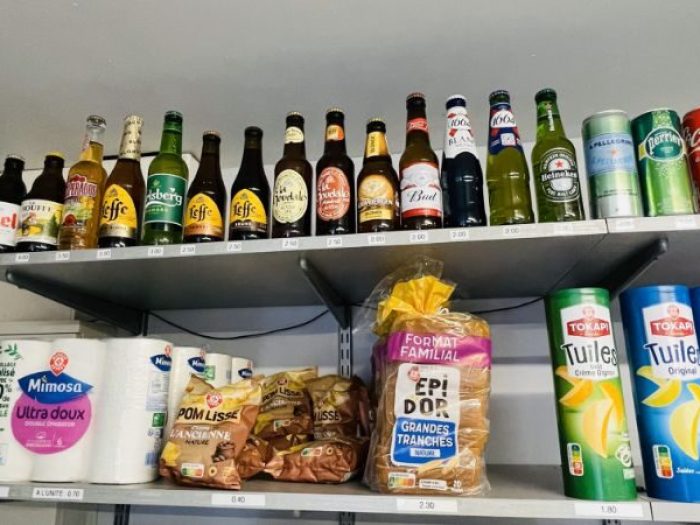 Vente de bières à l'épicerie du camping GCA, aire naturelle de camping en Gironde