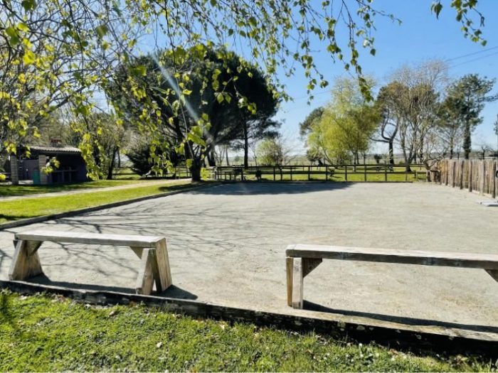 Terrain de pétanque, installation sportive du camping GCA, aire naturelle de camping en Gironde