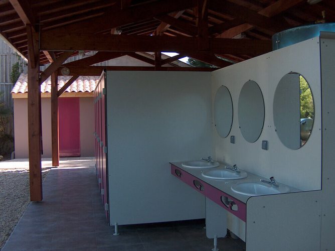 Les sanitaires du camping GCA, aire naturelle de camping en Gironde