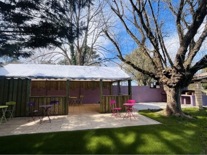 L'espace commun et les barbecues du camping GCA, aire naturelle de camping en Gironde