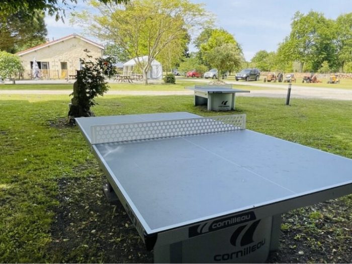 Table de ping-pong au camping naturel GCA à Hourtin en Gironde